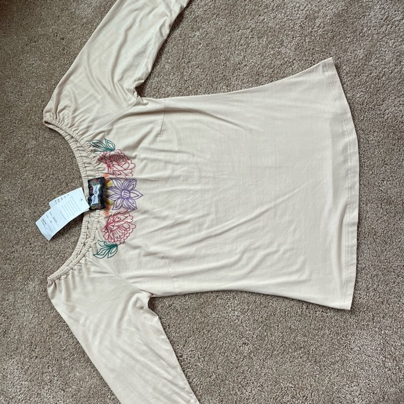 BEAUTIFUL Blouse and skirt outfit! Western/serape design with hand embroidery! - Picture 6 of 9